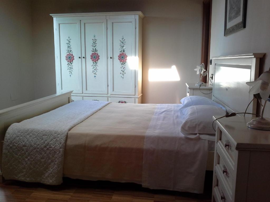 A bed or beds in a room at Le Stanze sul Po
