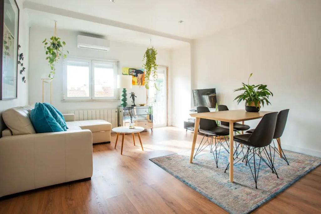 - un salon avec une table et un canapé dans l'établissement Bright Apartment in Lisbon, à Lisbonne