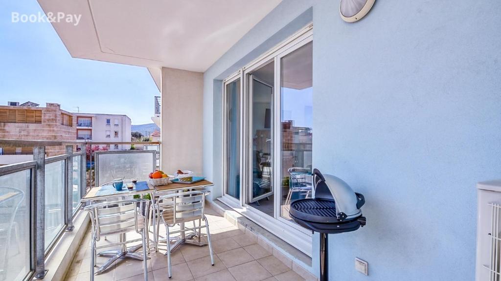 Balkón alebo terasa v ubytovaní Les ALOUETTES studio avec terrasse, garage et piscine