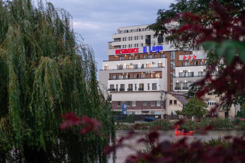 um grande edifício branco com um cartaz em Residence iL Lago em Cluj-Napoca