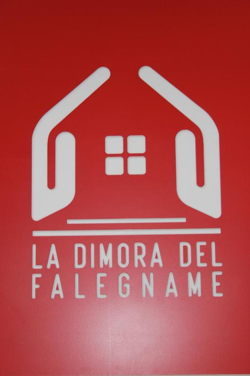 una señal roja con las palabras "La dimora del falerno" en LA DIMORA DEL FALEGNAME en Matera