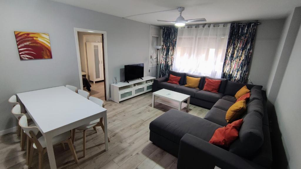 uma sala de estar com um sofá e uma mesa em SUITEDREAMS-Avet 21 em Andorra-a-Velha