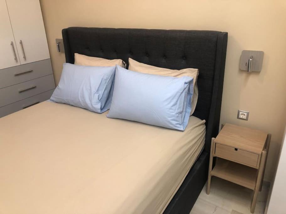 Postel nebo postele na pokoji v ubytování Royal Red suite No2 PIRAEUS PORT