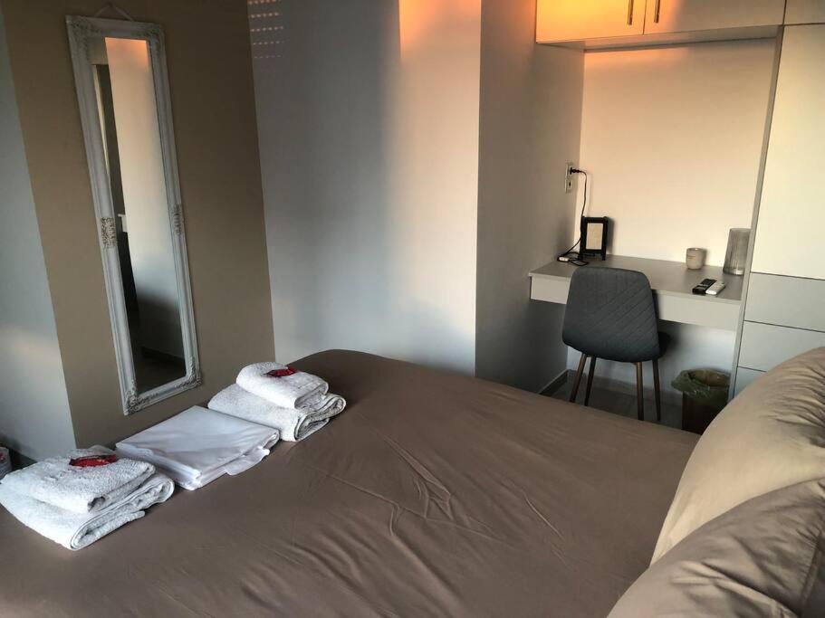 Postel nebo postele na pokoji v ubytování Royal Red suite No2 PIRAEUS PORT