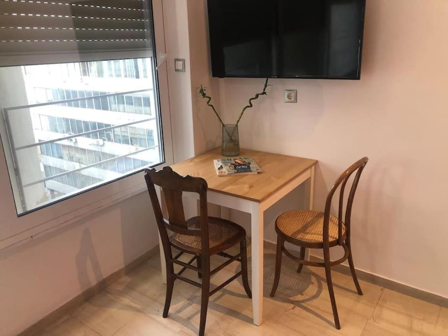 TV a/nebo společenská místnost v ubytování Royal Red suite No2 PIRAEUS PORT