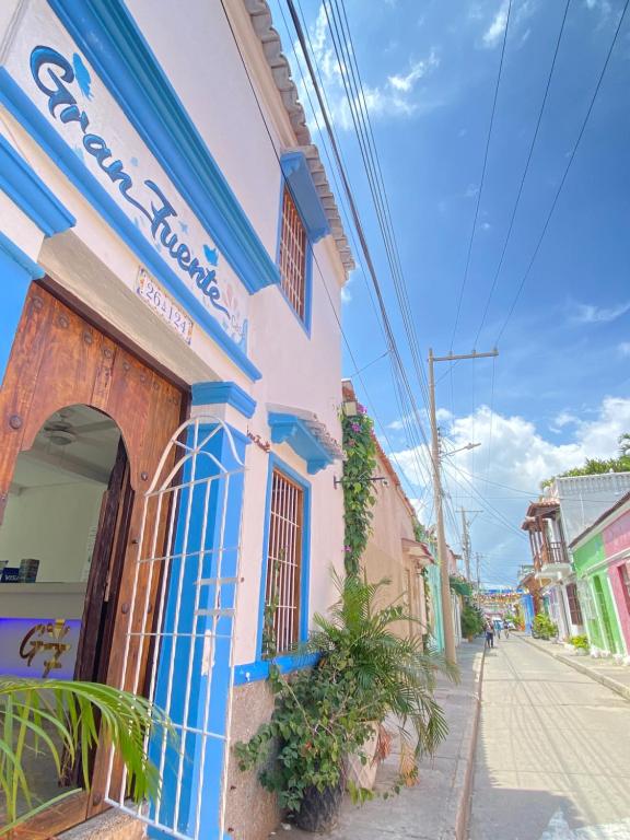 um edifício ao lado de uma rua em Casa Gran Fuente em Cartagena de Indias