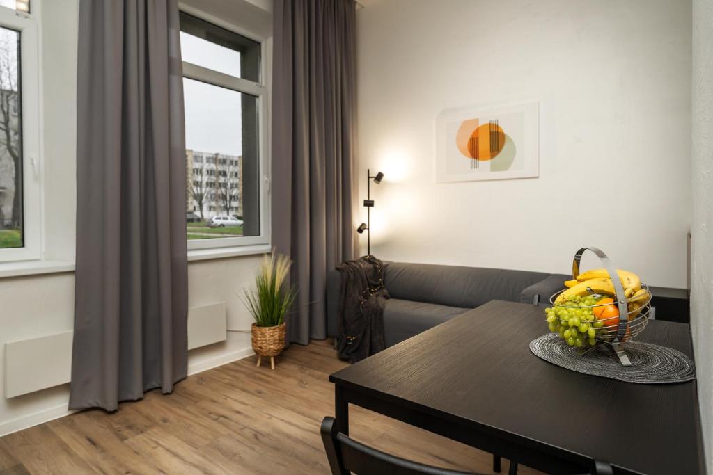 un soggiorno con tavolo e divano di Air Apartment 303 a Vilnius