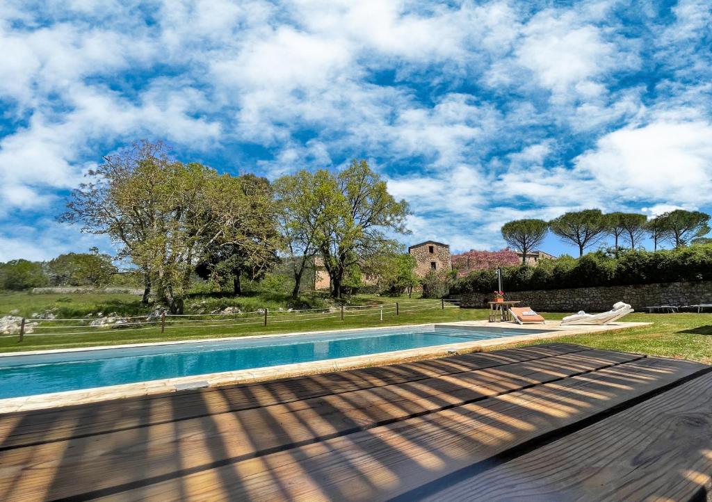a swimming pool with a view of a house at Agriturismo La Villa in Pieve a Scuola