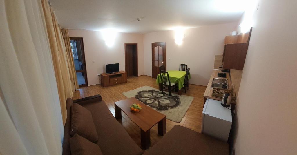 Μια τηλεόραση ή/και κέντρο ψυχαγωγίας στο Апартамент Николови Пампорово