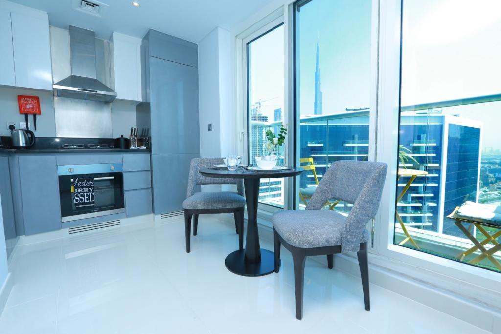 Kuchyň nebo kuchyňský kout v ubytování Damac Maison Prive Deluxe Studio with Burj-khalifa view