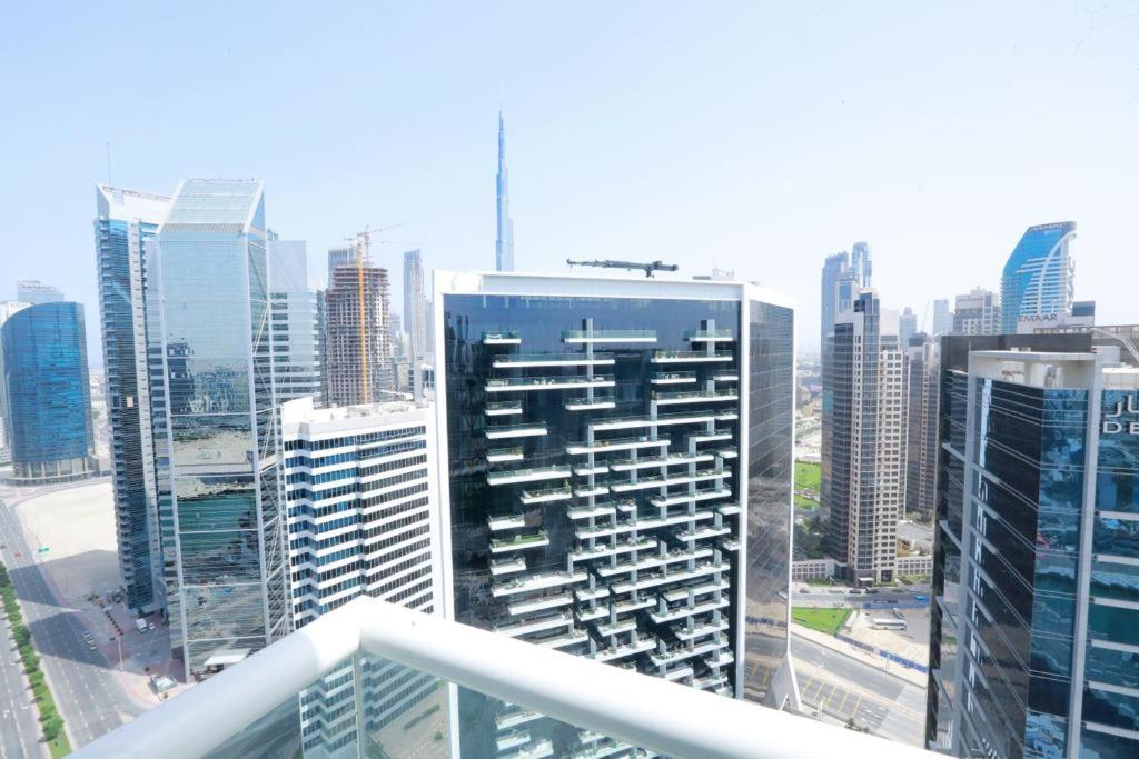 Nespecifikovaný výhled na destinaci Dubaj nebo výhled na město při pohledu z hotelu