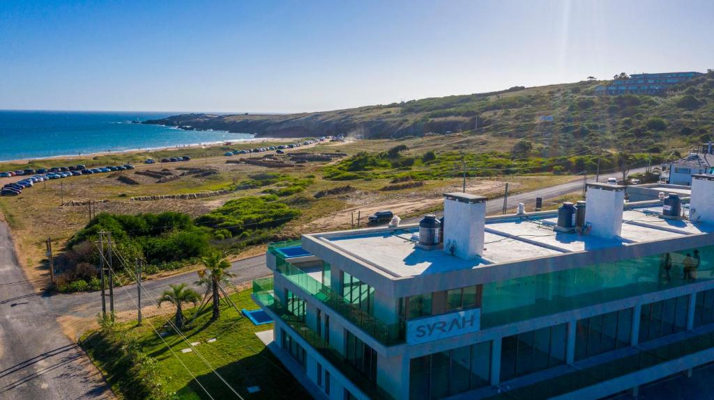 - une vue aérienne sur un bâtiment et l'océan dans l'établissement SYRAH Premium B1 - Vistas al Parque by depptö, à Punta del Este