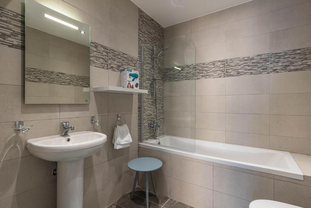 Koupelna v ubytování Sliema Bedrooms with ensuite bathrooms