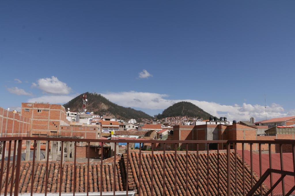vistas a una ciudad con montañas en el fondo en Expresso Hostel en Sucre