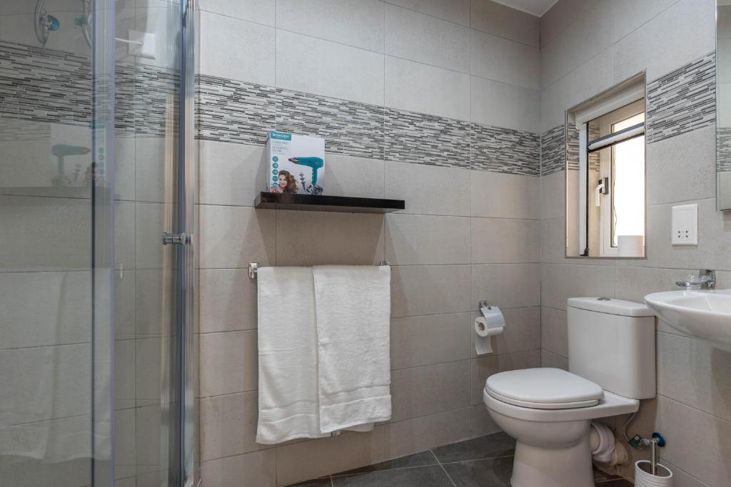 Koupelna v ubytování Sliema Bedrooms with ensuite bathrooms