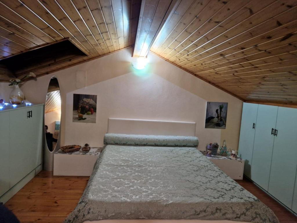 a bedroom with a large bed in a room at Lo sciuro in Busto Arsizio