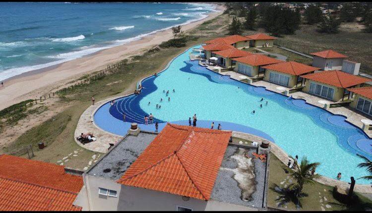 - une vue aérienne sur un parc aquatique à côté de la plage dans l'établissement Hotel Búzios Resort com Entretenimento, à Búzios