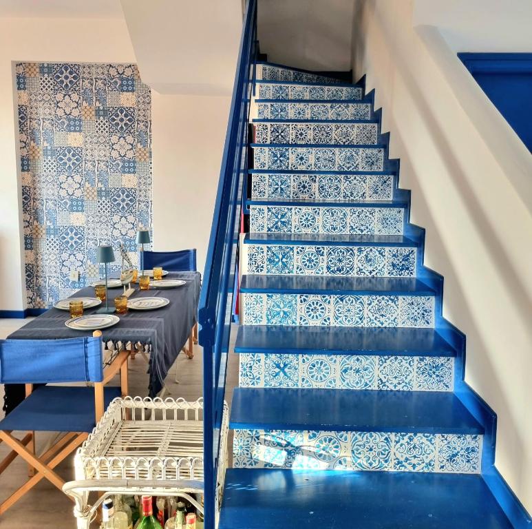 a staircase painted in blue and white tiles at VISTA MARE Su tre piani con giardino in Falerna