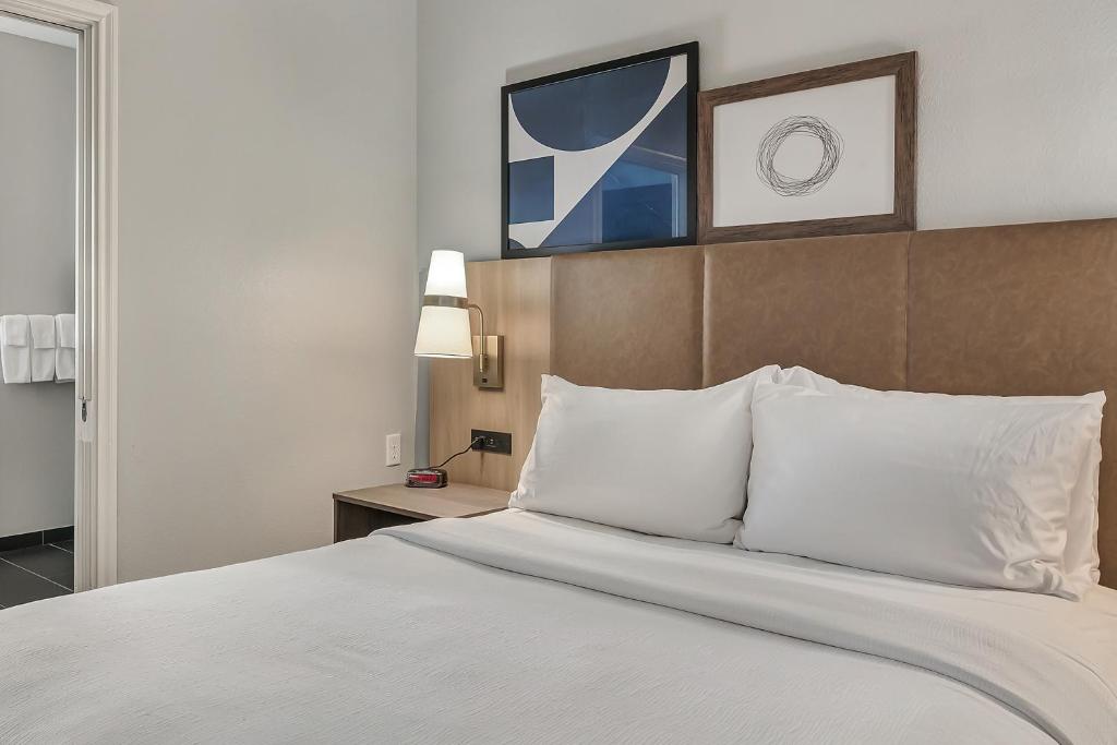 Postel nebo postele na pokoji v ubytování Staybridge Suites Tyler University Area by IHG