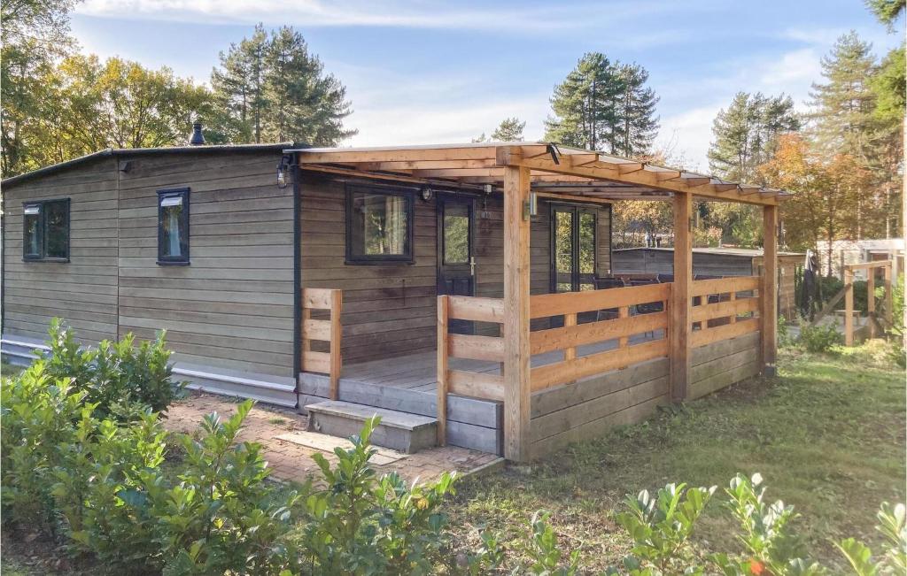 een hut met een houten terras in een tuin bij Awesome Home In Well With Kitchen in Well
