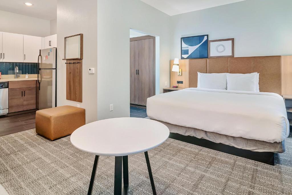 Postel nebo postele na pokoji v ubytování Staybridge Suites Tyler University Area by IHG