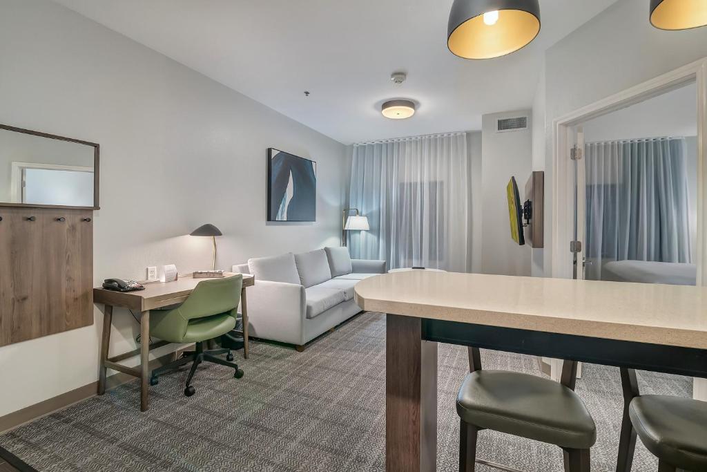 TV a/nebo společenská místnost v ubytování Staybridge Suites Tyler University Area by IHG