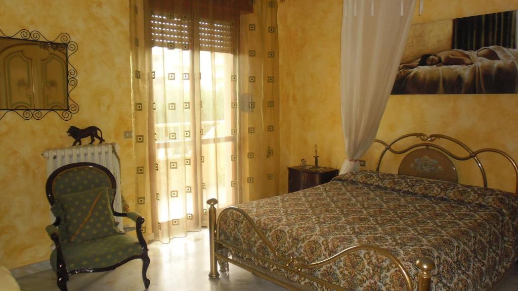 ガリポリにあるMoonauroraのベッドルーム1室(ベッド1台、椅子、窓付)