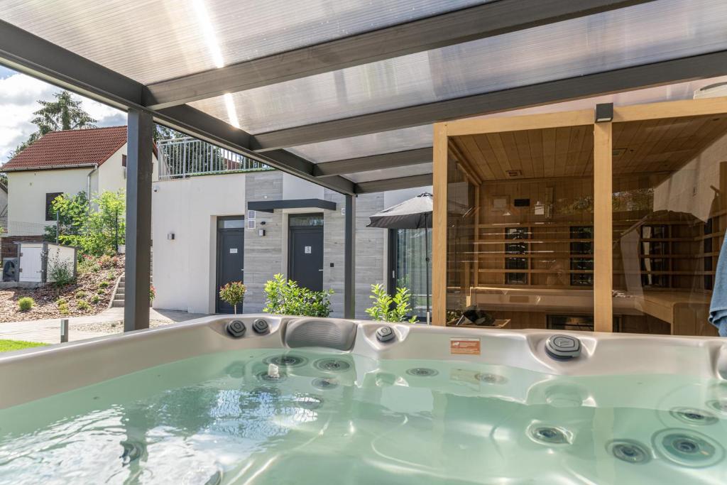 Basen w obiekcie Lake Spirit Boutique Apartments lub w pobliżu