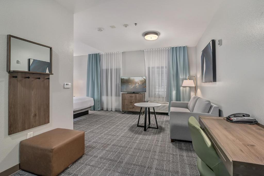 TV a/nebo společenská místnost v ubytování Staybridge Suites Tyler University Area by IHG