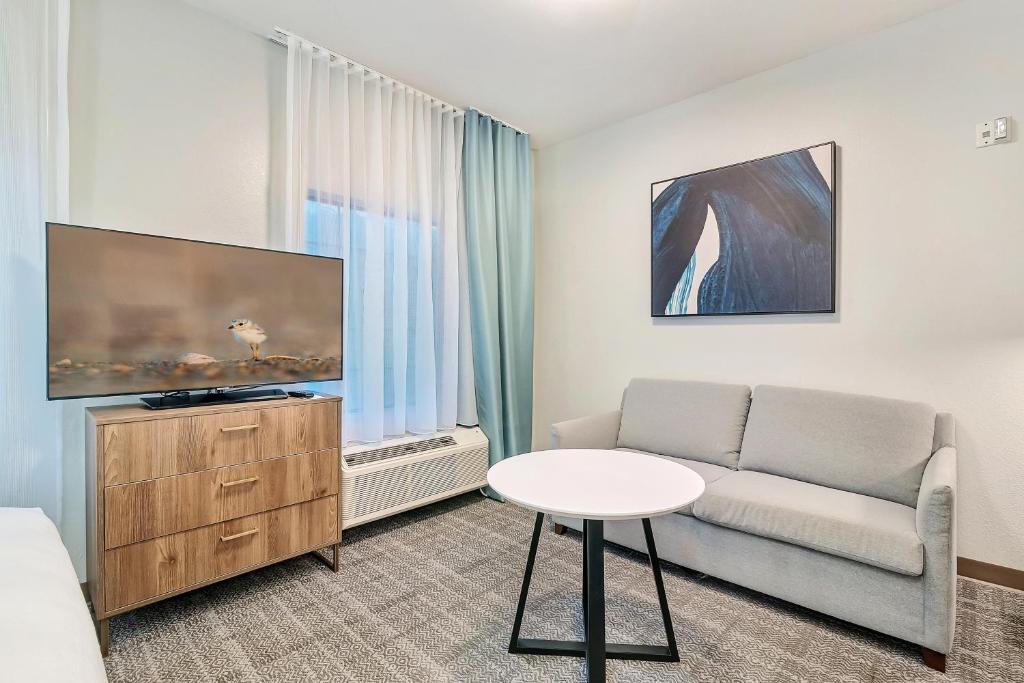 TV a/nebo společenská místnost v ubytování Staybridge Suites Tyler University Area by IHG