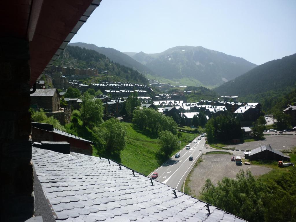 a view of a town with a road and mountains at Apartment Gran Sol El Tarter in El Tarter