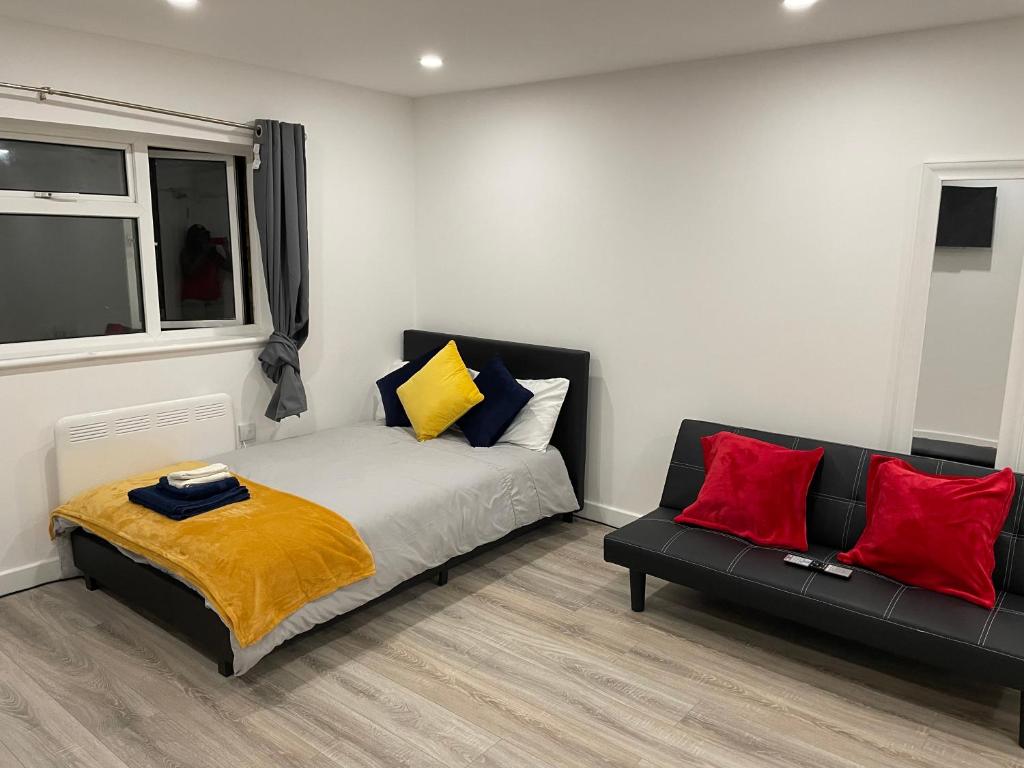 Spacious and Beautiful Large Studio Apartment in Orpington, Saint Mary