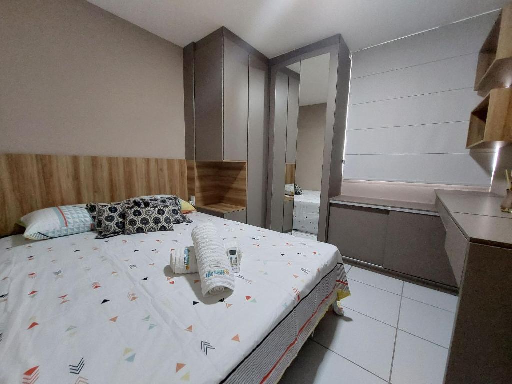 um quarto com uma cama grande num quarto em Apartamento Encanto próximo ao Pátio do forró em Caruaru