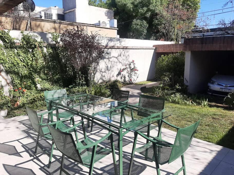 una mesa de cristal y sillas en un patio en Casa excelente ubicación en Mendoza