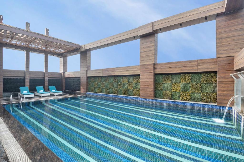 Bazén v ubytování Radisson Blu Towers Kaushambi Delhi NCR nebo v jeho okolí