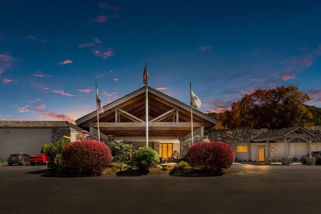 un edificio con dos banderas encima en Best Western Mountain Lodge At Banner Elk, en Banner Elk