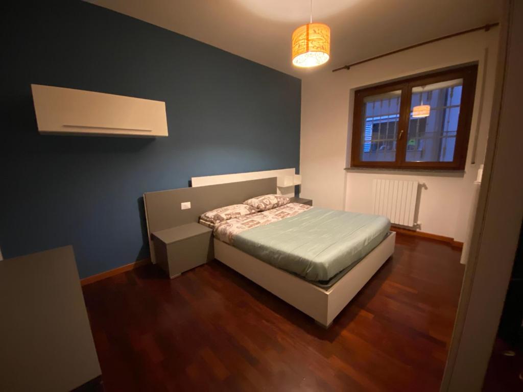 een kleine slaapkamer met een bed en een raam bij Ci-Ra's home a Cernusco S/N (MI) in Cernusco sul Naviglio