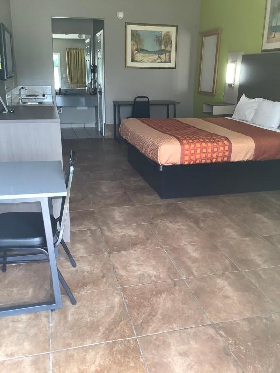 Texas Inn - Welasco/Mercedes - Deluxe King Room With Kitchenette - Non Smoking