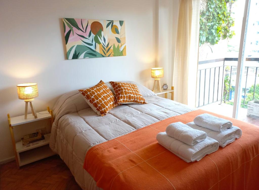 1 dormitorio con 1 cama con 2 toallas en Boho style con balcón en Palermo Soho en Buenos Aires
