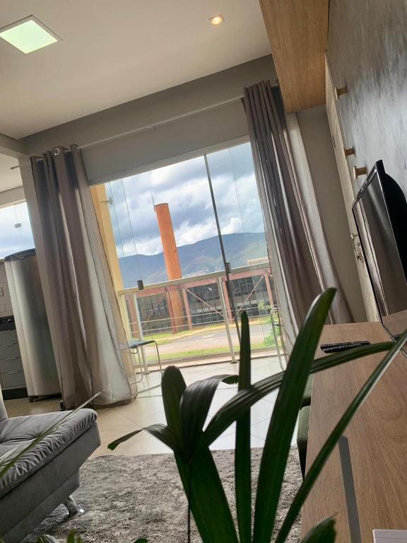 Et tv og/eller underholdning på Lindo apartamento em frente a UFOP com garagem