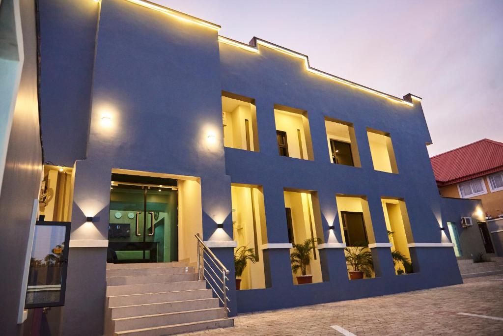 um edifício azul com escadas em frente em Mayfair Hotel Wuse2 Abuja em Abuja
