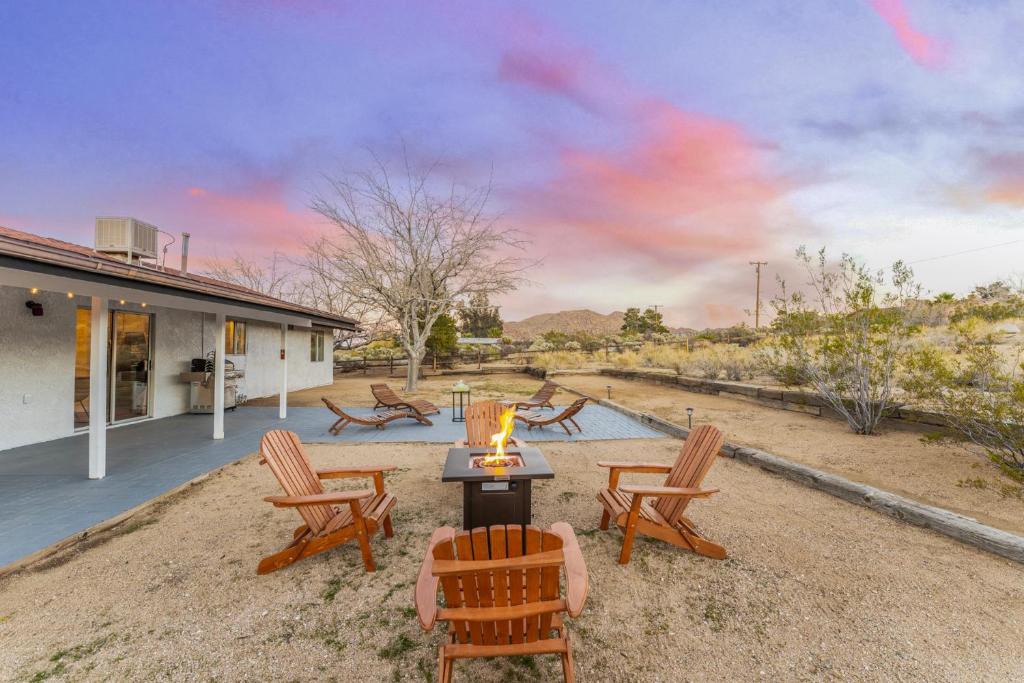 a group of chairs and a table in a yard at Shooting Star Lodge in Joshua Tree