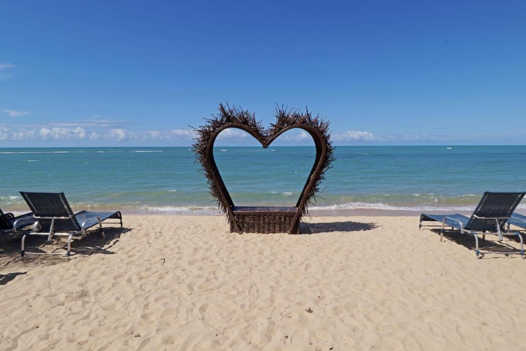 アライアル・ダジュダにあるVilla Maravilhaのビーチの椅子2脚とハート