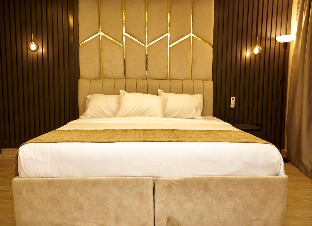 Postel nebo postele na pokoji v ubytování Mayfair Hotel Wuse2 Abuja