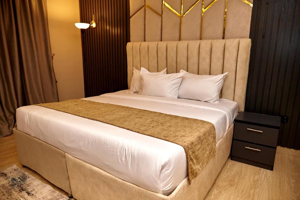 Postel nebo postele na pokoji v ubytování Mayfair Hotel Wuse2 Abuja
