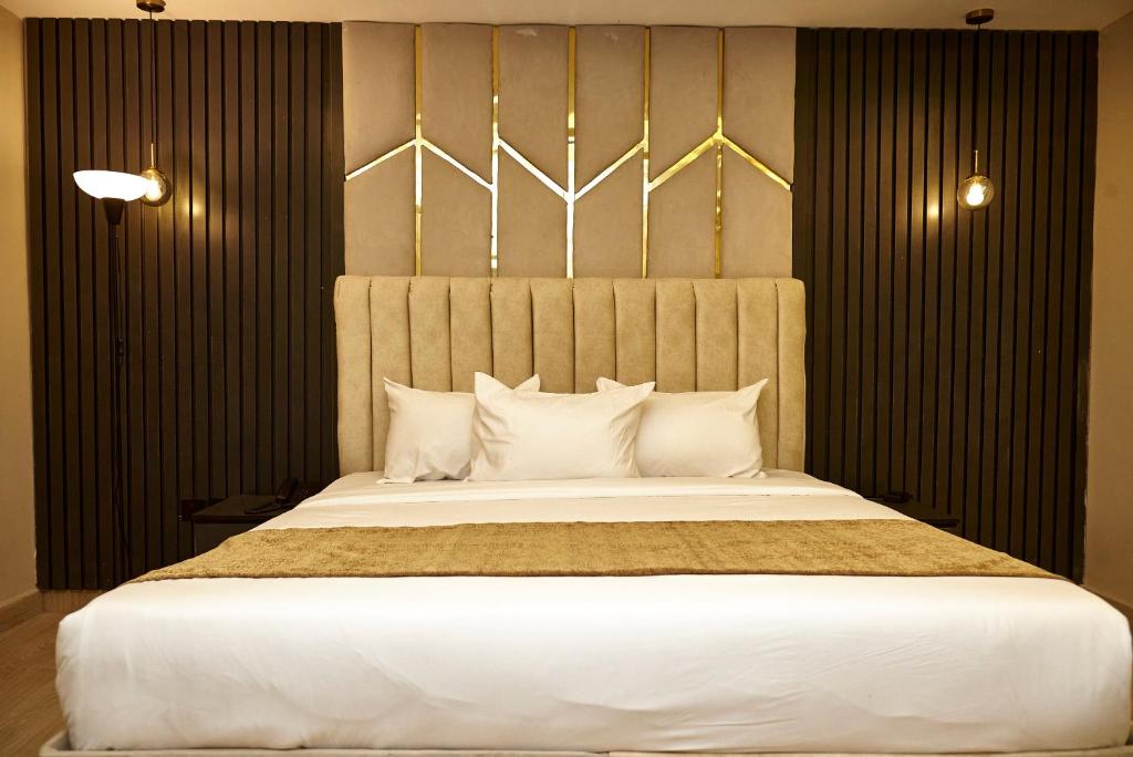 Postel nebo postele na pokoji v ubytování Mayfair Hotel Wuse2 Abuja