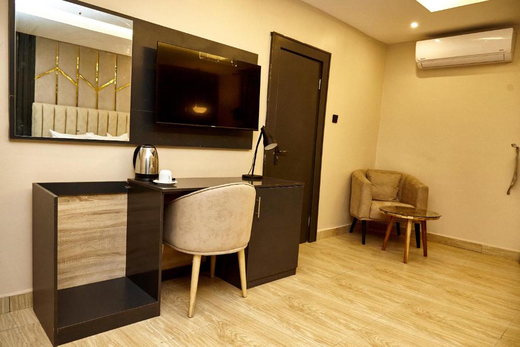 TV a/nebo společenská místnost v ubytování Mayfair Hotel Wuse2 Abuja