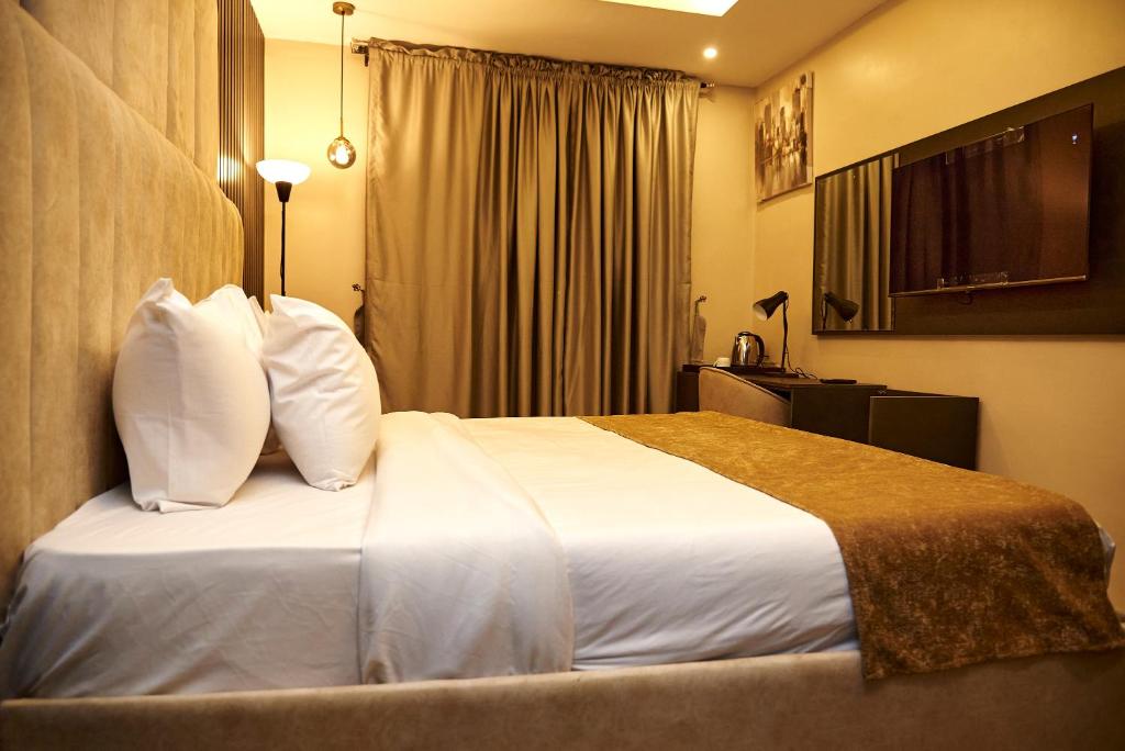 Postel nebo postele na pokoji v ubytování Mayfair Hotel Wuse2 Abuja