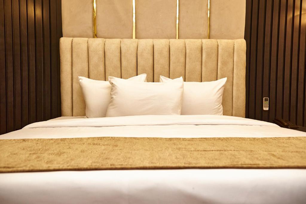 Postel nebo postele na pokoji v ubytování Mayfair Hotel Wuse2 Abuja