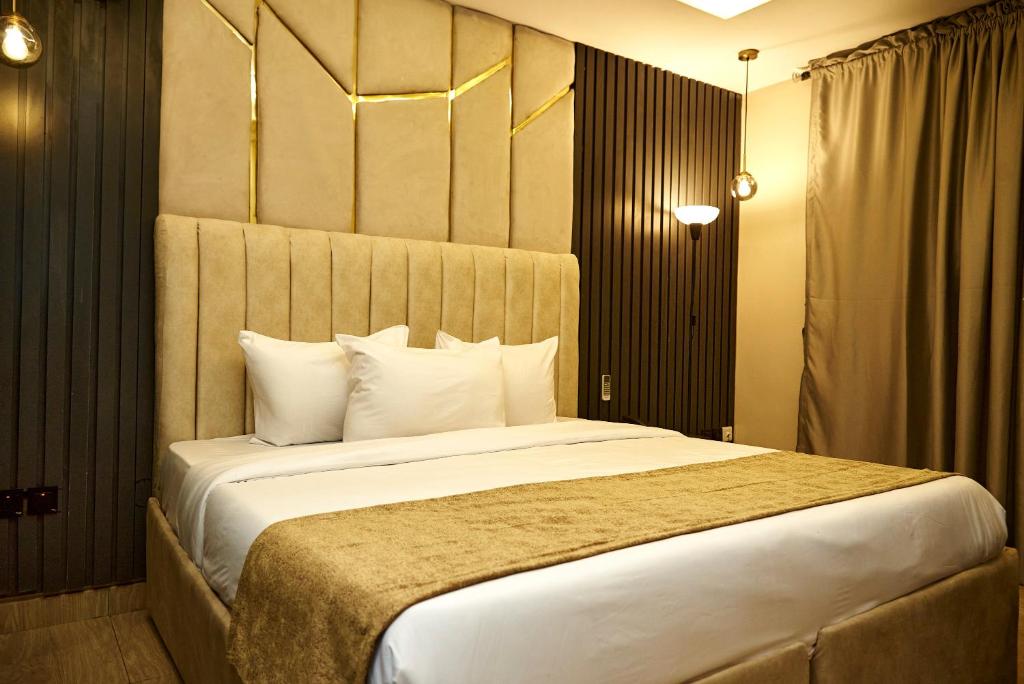 Postel nebo postele na pokoji v ubytování Mayfair Hotel Wuse2 Abuja
